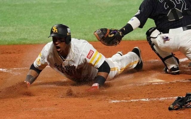 ロッテ井上まさか…　送球落球のタイムリーエラーで鷹が試合を振り出しに戻す