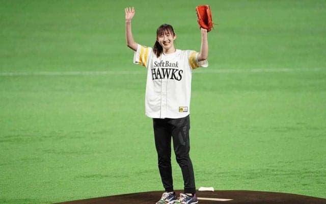 「アイドル」「ポニーテールは最強」　卓球・早田ひなさんのCS始球式にファン歓喜