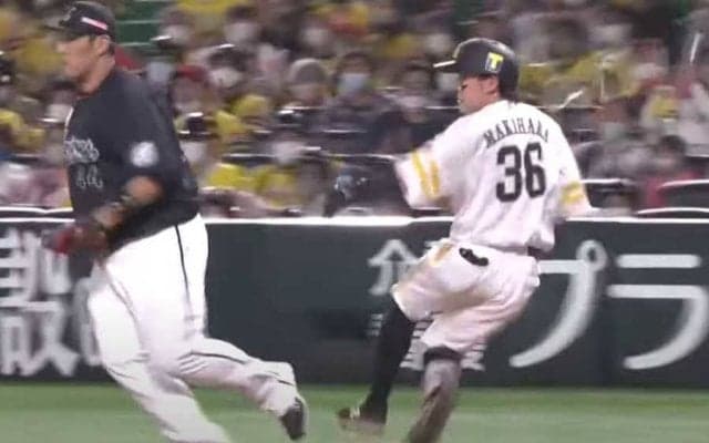 「本多コーチの指示速すぎ」　鷹牧原、隙をつく超レア“遊撃前二塁打”にファン絶賛