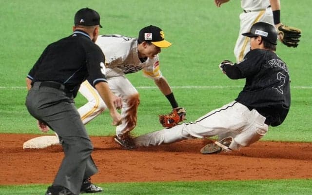 “甲斐キャノン”が炸裂！　藤原恭大の二盗阻止、鷹は絶体絶命の窮地脱する