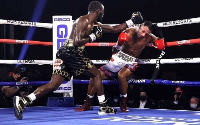 V4達成のクロフォードに米メディア絶賛の嵐「破壊的なKO」「もう少しでロープ外へ」