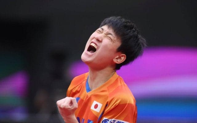 張本智和「ほっとした」逆転で銅メダル獲得！2大会連続の表彰台＜卓球 男子W杯＞