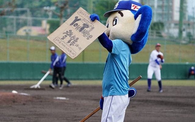 中日ドアラが男前すぎる…引退の吉見と記念撮影、動画に込めた“粋な仕掛け”とは？