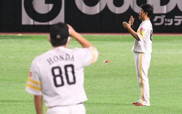 ホークスに新たなムードメーカー出現？　新人海野が熱唱「本多コーチの誕生日です」