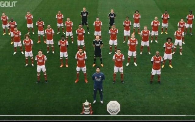 アーセナルがファーストチーム全員の集合写真を公開！そこにエジルの姿は？