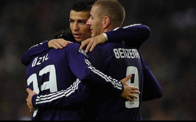 シャビ・アロンソのロングフィードをエジルがジャンピングヒールパス！2人の名手が決めたコンビアシスト【ベスト・アシスト】