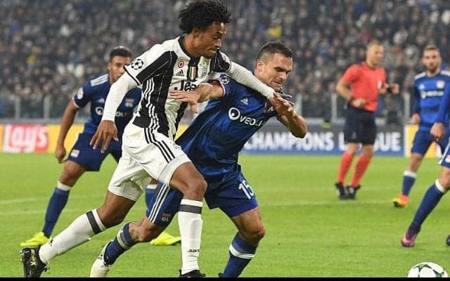 その角度から決める！？10人のチームを救うクアドラードの反則級豪快ミドル【インクレディブル・ゴールズ】