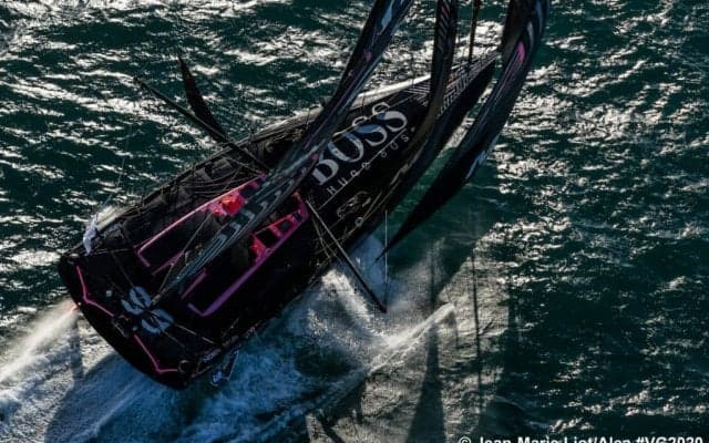 リオデジャネイロ沖を走る〈HUGO BOSS〉船体にダメージ発見