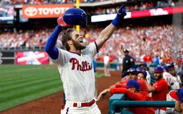 【MLB】“342億円男”ハーパーの「美しい赤ちゃん」　美人妻との3ショットにファン絶賛