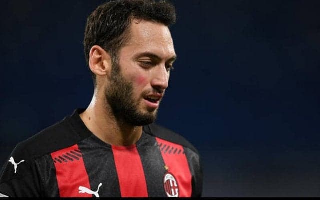 1枚の写真で移籍の憶測が加速？ミランMFチャルハノール、今季終了後にユベントス行きか