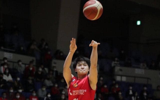 重い雰囲気を吹き飛ばす値千金のスリー！ 笹山貴哉がヘッドコーチのバースデーゲームに花を添える