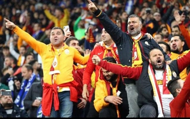 乱心？八百長？古巣対決で驚愕の行動に出たFWに疑惑の目「あからさま過ぎる」