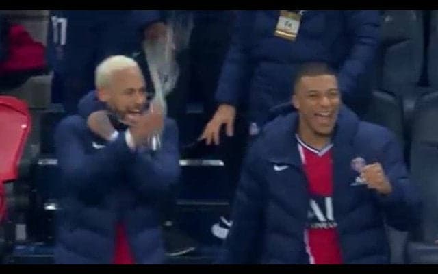 ネイマール PSGの勝利を祝って物議を醸す、SNSで批判も