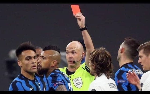 “真っ赤”になって怒るビダル  レッドカード判定への不満を爆発！