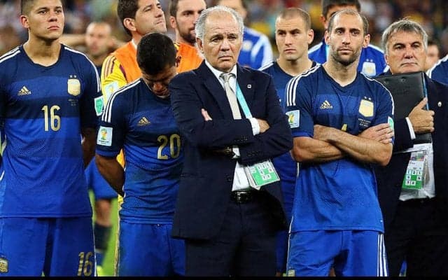 元アルゼンチン代表指揮官サベーラ氏、元同僚マラドーナの訃報受け緊急入院…