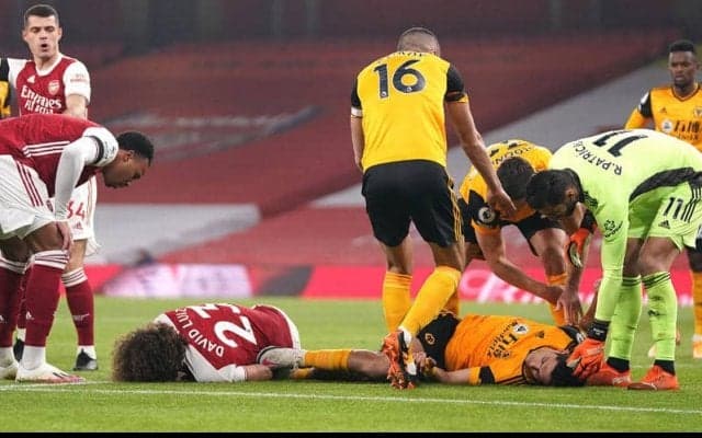 アーセナル戦で頭部を衝突し意識を失って運ばれたFWヒメネスは頭蓋骨骨折で手術