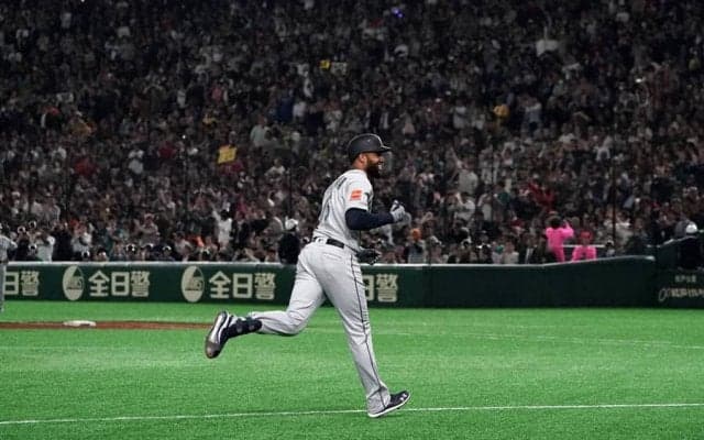 燕に新助っ人3選手、ロッテ3人と西武守護神が残留…各球団発表、4日の去就は？