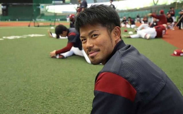 楽天今江コーチ、引退の青山＆久保と笑顔溢れる3S公開　「一緒にユニホーム楽しみ」