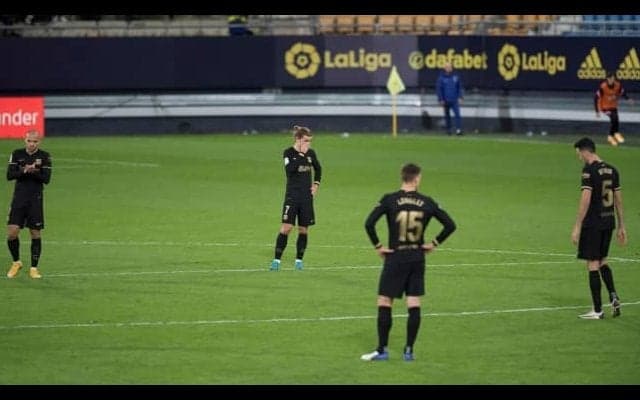 カディス戦で物議を醸すプレー、ラングレへのファールがクラシコでのラモスのものと類似