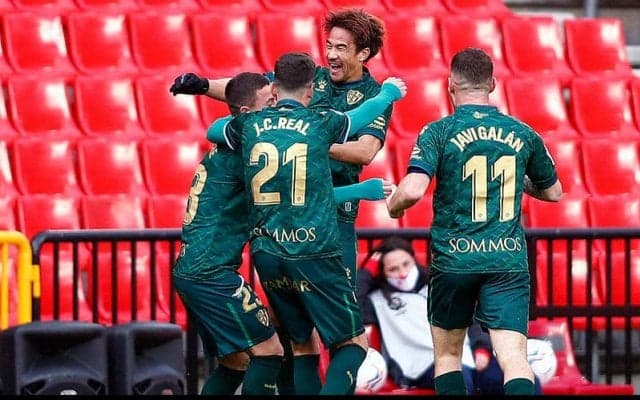 岡崎が絶妙ミドルループで待望のプリメーラ初ゴールも土壇場連続失点でウエスカの初勝利はお預けに…《ラ・リーガ》