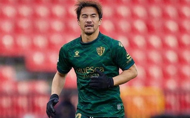 岡崎慎司が意表をついた　35m技ありループ弾に称賛続々「そんなこともできるんか」