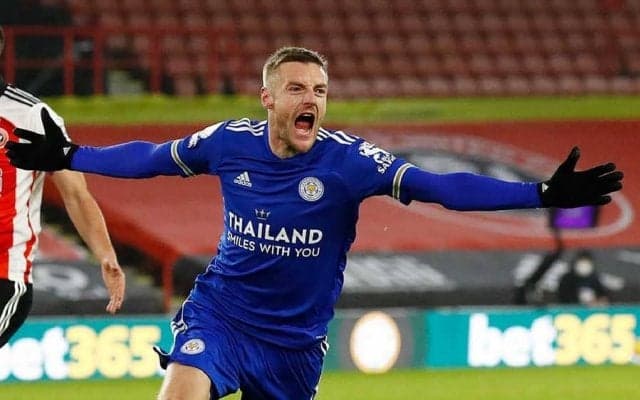 英代表FWが旗を破壊　興奮の“やりすぎパフォ”に海外衝撃「朝レッドブル飲んでるな」