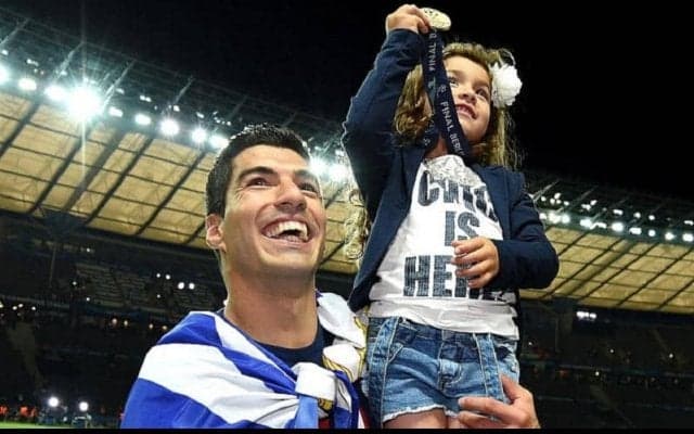 “悪童”スアレスが見せた父の顔にホッコリ…！コロナ隔離明けに娘と再会する姿が可愛すぎると話題に