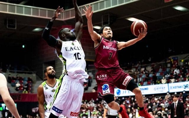 ケガ人を抱える川崎を気負いなき篠山竜青が支える。「一目ぼれ」した同世代との初対面も糧に