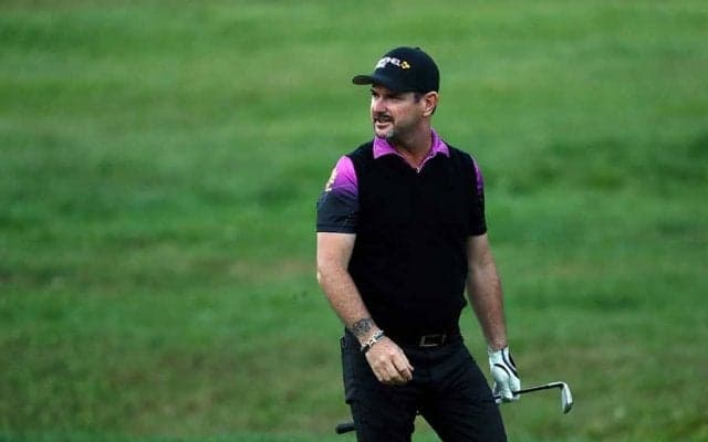 衝撃“足の間からパット”でカップイン　珍打の海外ゴルファーに再脚光「なんだこれ」