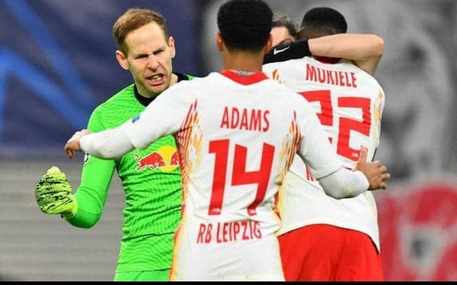 決勝T進出のライプツィヒがロッカールームでお祭り騒ぎ！殊勲の守護神グラーチは得意技を披露するも…