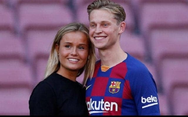 ピッチ上では大人びたプレーを見せるフレンキー・デ・ヨングもキッチンでは役立たず？まさかの大失敗で美人彼女に呆れられる