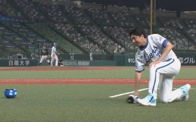 「完全にマトリックス」　西武小関コーチの“鬼反り”危機一髪動画にファン驚愕