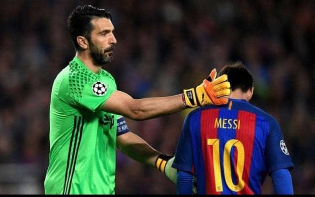 「メッシが小さい子どものよう」レジェンドGKブッフォンとのユニフォーム交換前に見せた行動が話題に