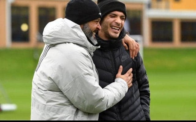 頭蓋骨骨折のFWヒメネスがチームメイトと再会、熱いハグ