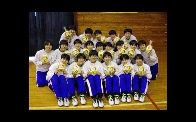 春高バレー群馬代表の伊勢崎と西邑楽に必勝ダルマ　群馬産経会