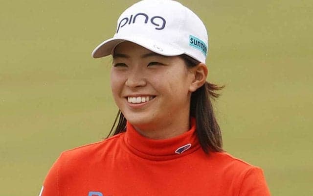 単独首位の渋野日向子、4m沈めた“膝カックンパット”に米注目「良い読みでした」