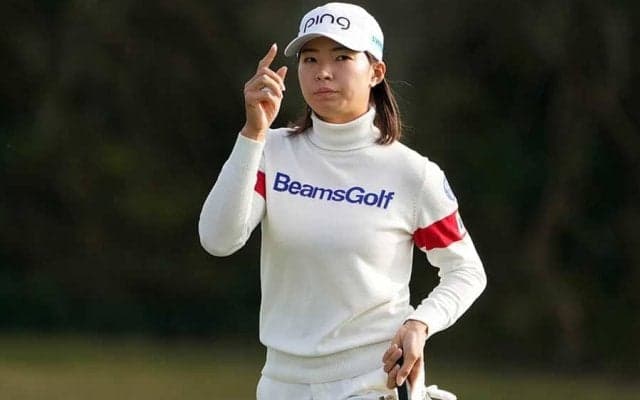 V王手の渋野日向子が日没後まで練習　米メディア撮影「シブノが第3ラウンド後に練習」