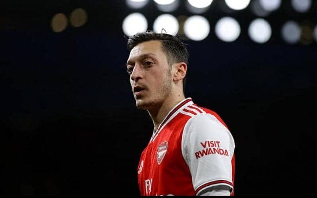 アーセナル元指揮官ヴェンゲル、氷漬けのエジルに見解 「扱いづらい選手じゃない」