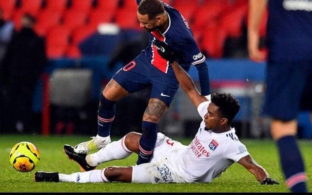 ネイマール号泣退場、同胞の悪質タックルで検査を受けることに