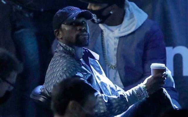 ド迫力KOの3冠ジョシュアを生観戦メイウェザーがベタ褒め「彼のキャリアはバラ色だ」