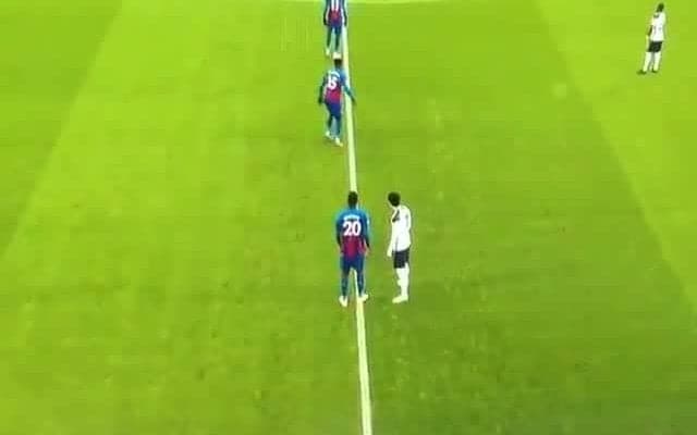 プレミアリーグで“珍事”、試合前の「膝つき」行為を忘れてしまう