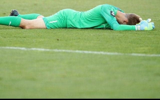 「自業自得だ」” 時間稼ぎ”に失敗したGKがボールを奪われ失点、チームは敗れプレーオフ敗退