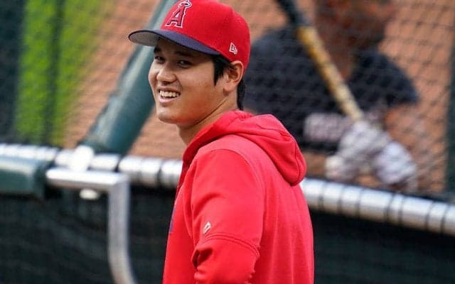大谷翔平、顎に手を添える“あざとい1枚”をMLB公式が公開　ファン絶賛「天使だ」
