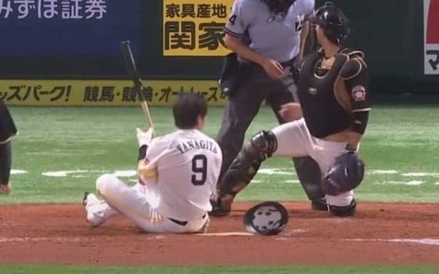 「一番迫力がある」　“パ四天王”のヘルメット脱げる豪快スイングにファン絶賛