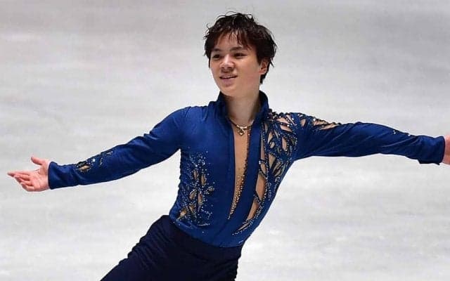 宇野昌磨が23歳誕生日　豪華ケーキ＆愛犬との祝福ショットに反響「4兄弟仲良くね」
