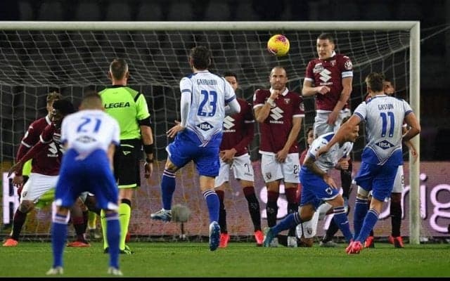 サンプ吉田の同僚G・ラミレスが決めた完璧すぎるFKに相手GKも激怒【ビューティフル・フリーキック】