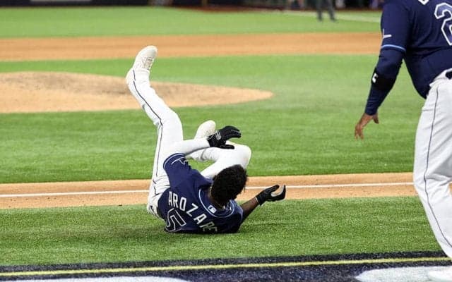 【MLB】相手選手に消毒液、挟殺プレーを頭で“回避”…珍プレーもメジャー級でファン爆笑