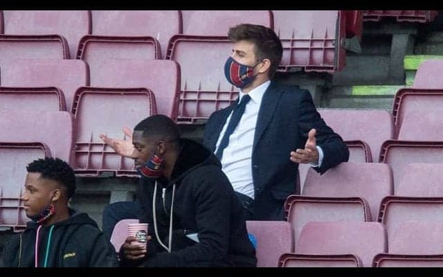 ド派手なパンツ姿から一転スーツにネクタイ姿で登場したピケ、その理由は!?