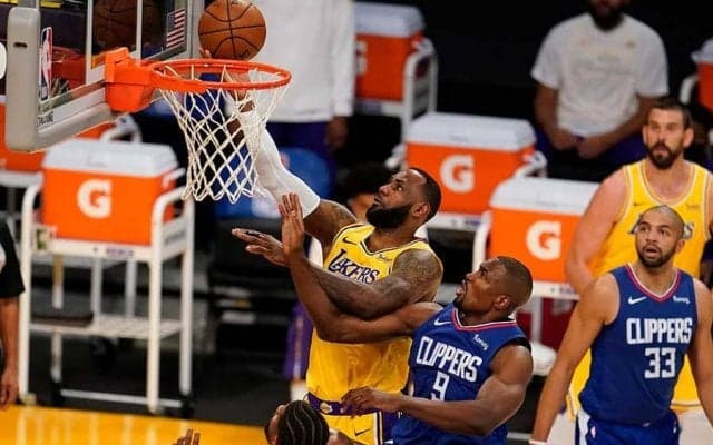 【NBA】35歳レブロン、衰え知らずの豪快片手ダンクに米感嘆「18年目だぞ」「歳取らないな…」