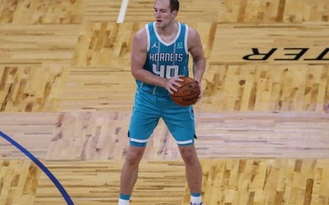 ホーネッツの先発センター、コディ・ゼラーがキャブズとの開幕戦で左手を骨折